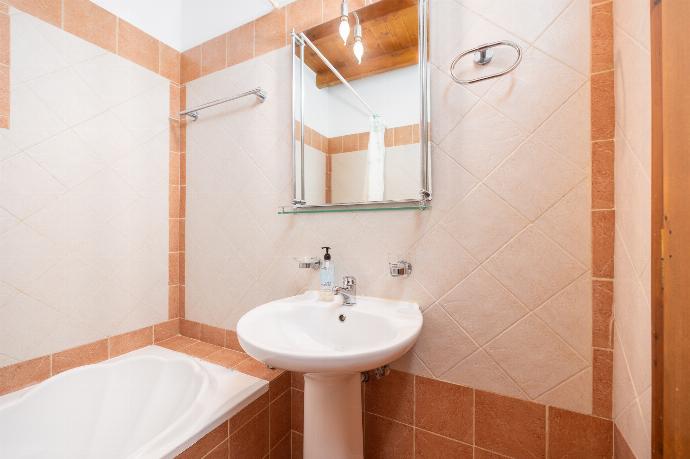 Lower unit: family bathroom with bath and shower . - Theo Beach Villa . (Photo Gallery) }}