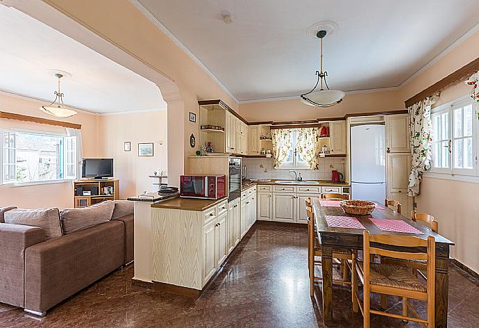 Equipped kitchen and open plan dining area . - Lavranos House . (Galleria fotografica) }}
