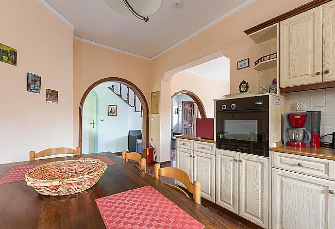 Equipped kitchen and open plan dining area . - Lavranos House . (Galerie de photos) }}