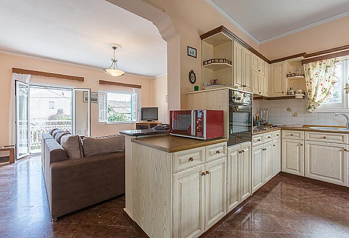 Equipped kitchen and open plan dining area . - Lavranos House . (Fotogalerie) }}