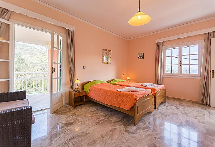 Single bedroom with A/C and balcony access . - Lavranos House . (Galería de imágenes) }}