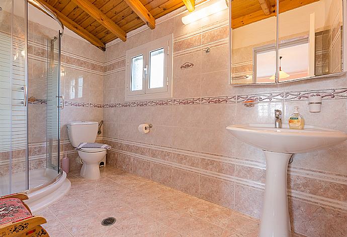 Family bathroom with shower. W/C. . - Lavranos House . (Galleria fotografica) }}
