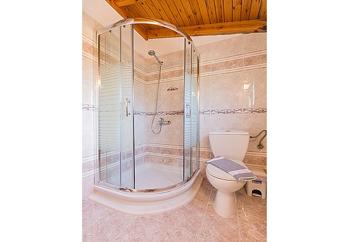 Family bathroom with shower. W/C. . - Lavranos House . (Галерея фотографий) }}