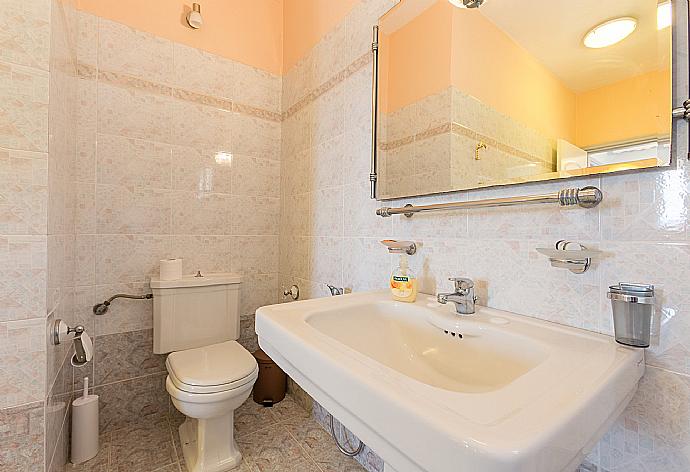 Family bathroom, bath with shower. W/C. . - Lavranos House . (Галерея фотографий) }}