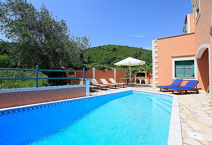 Private pool with terrace area . - Lavranos House . (Galería de imágenes) }}