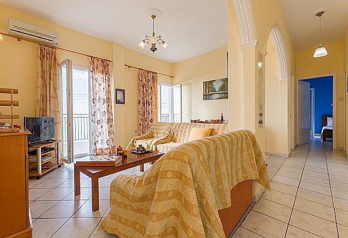 Open plan living room with WiFi, satellite TV and DVD player . - Villa Ariadni . (Photo Gallery) }}