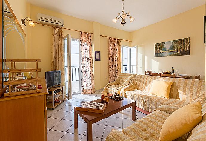 Open plan living room with WiFi, satellite TV and DVD player . - Villa Ariadni . (Photo Gallery) }}