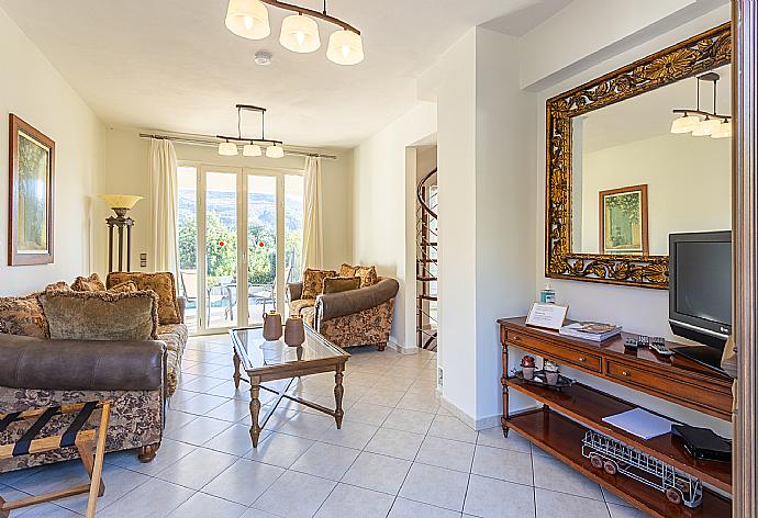 Living room on first floor with sofas, A/C, WiFi internet, satellite TV, and terrace access . - Villa Ismini . (Fotogalerie) }}