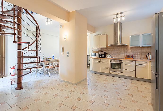 Equipped kitchen . - Villa Ismini . (Fotogalerie) }}