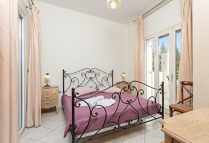 Double bedroom with A/C and balcony access . - Villa Ismini . (Galerie de photos) }}