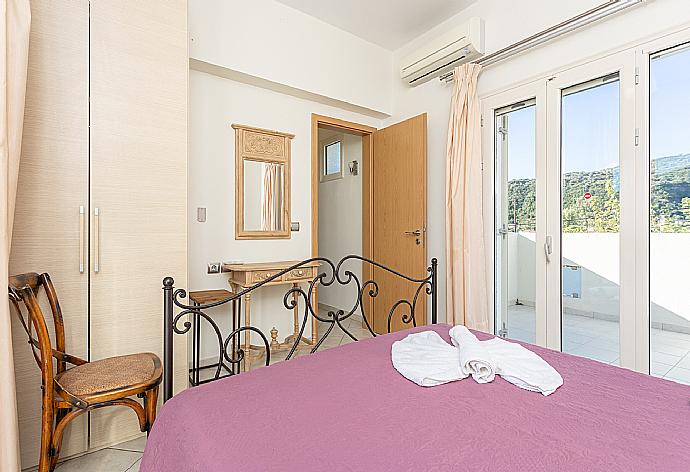 Double bedroom with A/C and balcony access . - Villa Ismini . (Galleria fotografica) }}