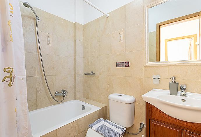 Villa Ismini Bathroom