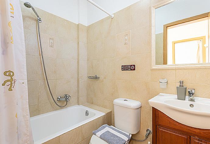 Family bathroom with bath and shower . - Villa Ismini . (Fotogalerie) }}