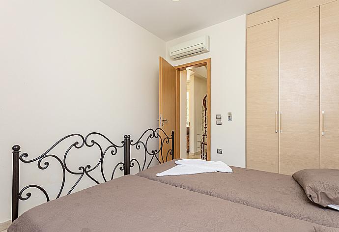 Twin bedroom with A/C . - Villa Ismini . (Photo Gallery) }}