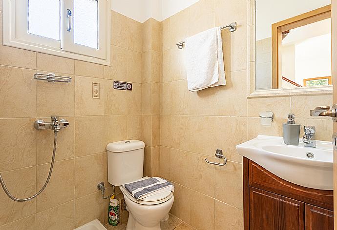 Family bathroom with shower . - Villa Ismini . (Photo Gallery) }}