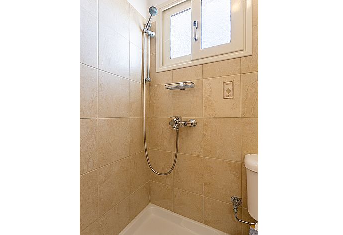 Family bathroom with shower . - Villa Ismini . (Galerie de photos) }}