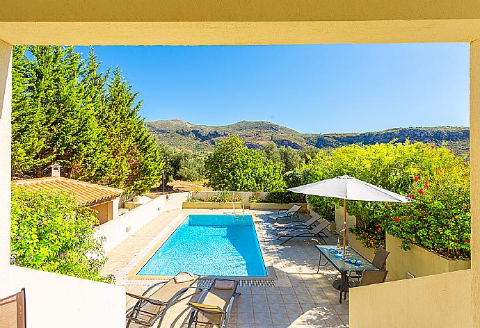 Private pool and terrace . - Villa Ismini . (Galería de imágenes) }}