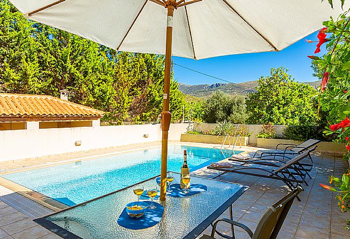 Private pool and terrace . - Villa Ismini . (Galería de imágenes) }}