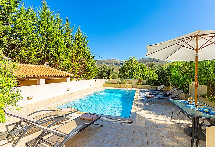 Private pool and terrace . - Villa Ismini . (Fotogalerie) }}