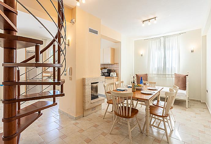 Living area on ground floor with sofa, dining area, kitchen, ornamental fireplace, A/C, and WiFi internet . - Villa Fedra . (Fotogalerie) }}