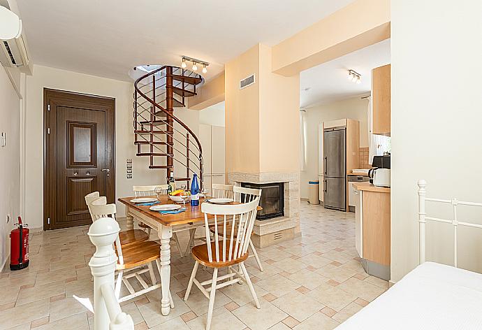 Living area on ground floor with sofa, dining area, kitchen, ornamental fireplace, A/C, and WiFi internet . - Villa Fedra . (Fotogalerie) }}