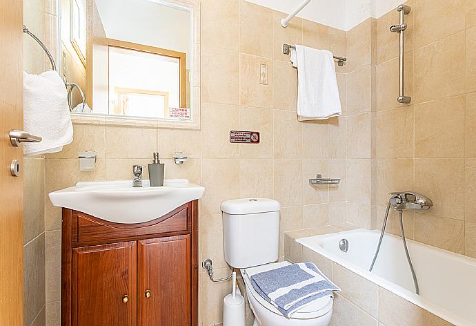 Family bathroom with bath and shower . - Villa Fedra . (Fotogalerie) }}