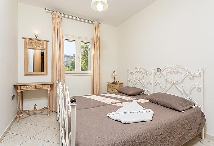 Twin bedroom with A/C . - Villa Fedra . (Galerie de photos) }}