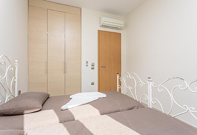 Twin bedroom with A/C . - Villa Fedra . (Galería de imágenes) }}