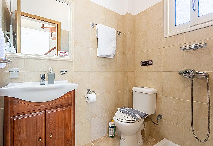 Family bathroom with shower . - Villa Fedra . (Galerie de photos) }}