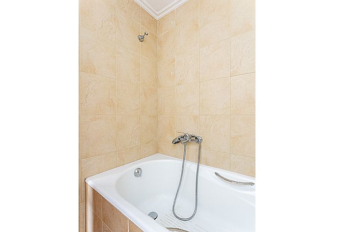 Family bathroom with bath and shower . - Villa Fedra . (Fotogalerie) }}