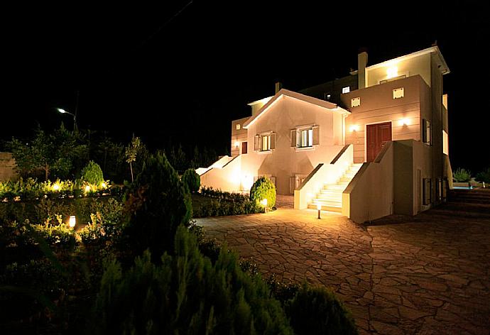 Night view . - Villa Fedra . (Galería de imágenes) }}