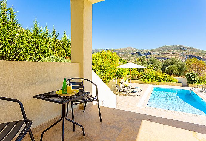 Sheltered terrace area . - Villa Fedra . (Fotogalerie) }}