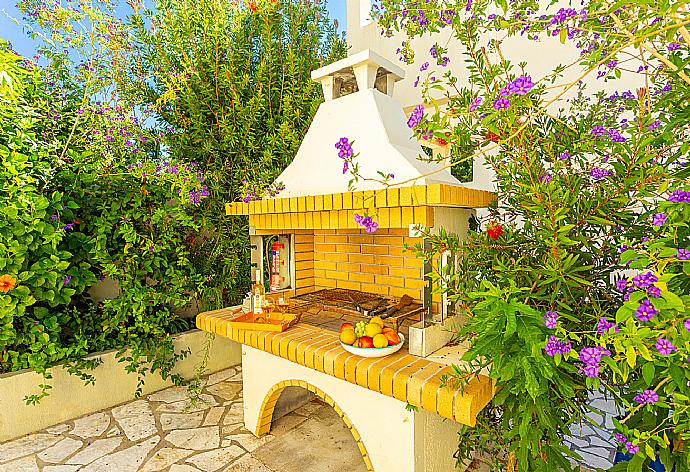 Terrace area with BBQ . - Villa Fedra . (Fotogalerie) }}