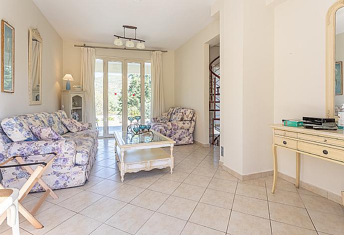 Living room on first floor with sofas, A/C, WiFi internet, satellite TV, and terrace access . - Villa Semeli . (Galleria fotografica) }}