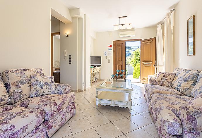 Living room on first floor with sofas, A/C, WiFi internet, satellite TV, and terrace access . - Villa Semeli . (Galería de imágenes) }}