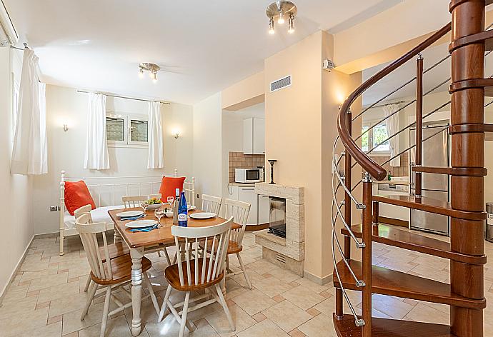 Living area on ground floor with sofa, dining area, kitchen, ornamental fireplace, A/C, and WiFi internet . - Villa Semeli . (Galleria fotografica) }}