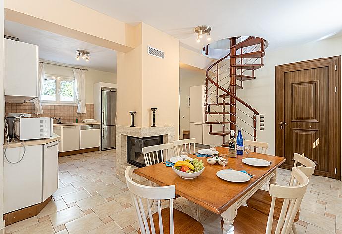 Living area on ground floor with sofa, dining area, kitchen, ornamental fireplace, A/C, and WiFi internet . - Villa Semeli . (Galleria fotografica) }}