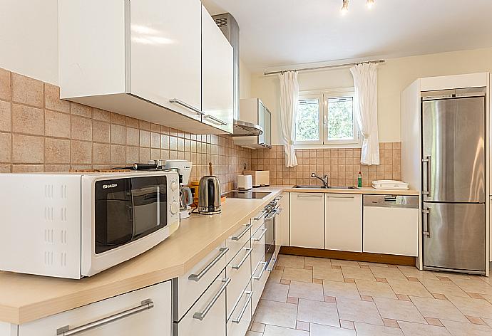 Equipped kitchen . - Villa Semeli . (Galerie de photos) }}