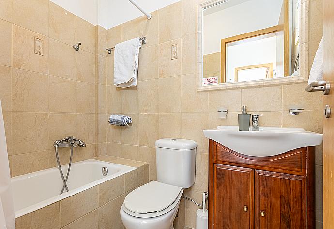 Family bathroom with bath and shower . - Villa Semeli . (Photo Gallery) }}