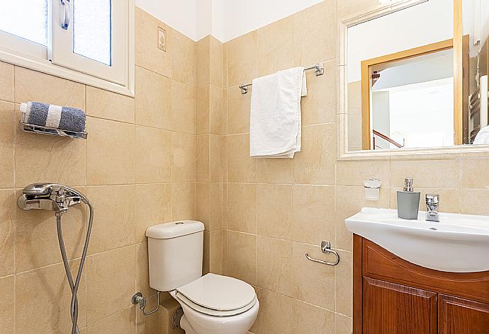 Family bathroom with shower . - Villa Semeli . (Fotogalerie) }}