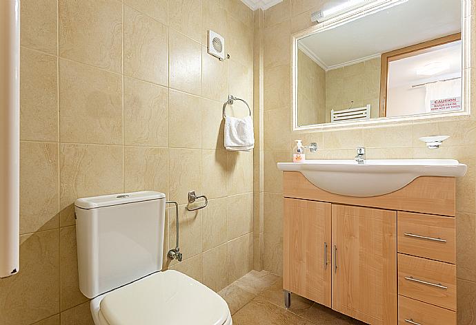 Family bathroom with bath and shower . - Villa Semeli . (Fotogalerie) }}