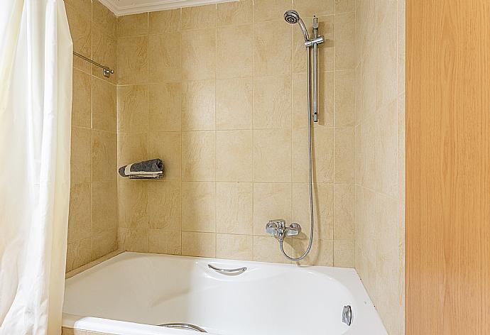 Family bathroom with bath and shower . - Villa Semeli . (Galería de imágenes) }}