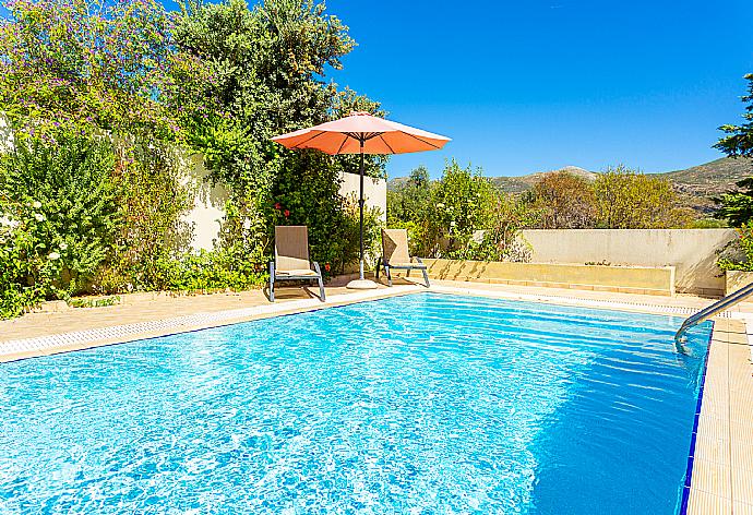 Private pool and terrace . - Villa Semeli . (Galerie de photos) }}