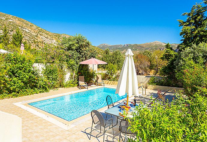 Private pool and terrace . - Villa Semeli . (Galería de imágenes) }}