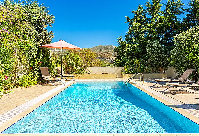 Private pool and terrace . - Villa Semeli . (Galerie de photos) }}