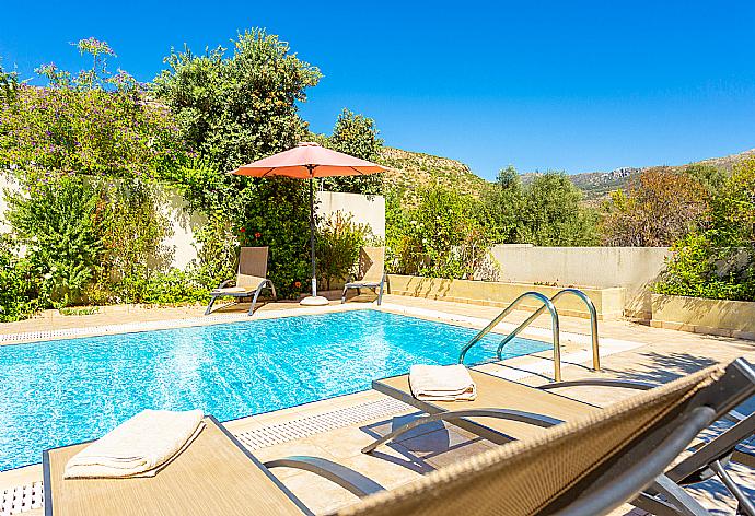 Private pool and terrace . - Villa Semeli . (Fotogalerie) }}