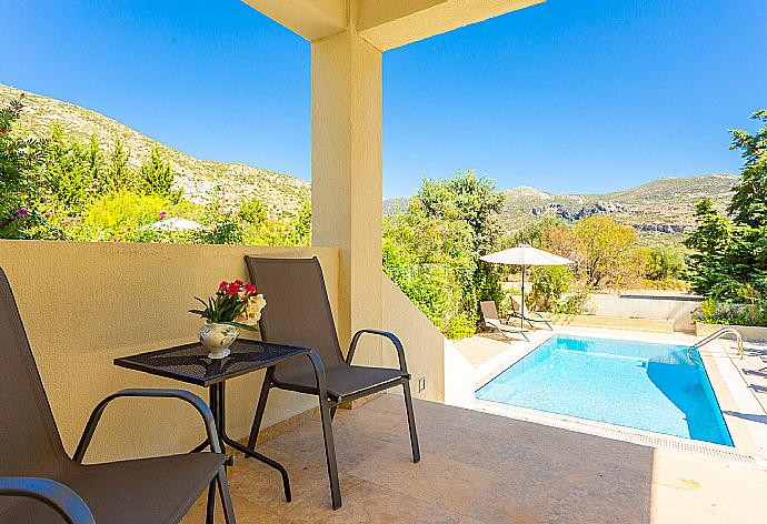 Sheltered terrace area . - Villa Semeli . (Galería de imágenes) }}