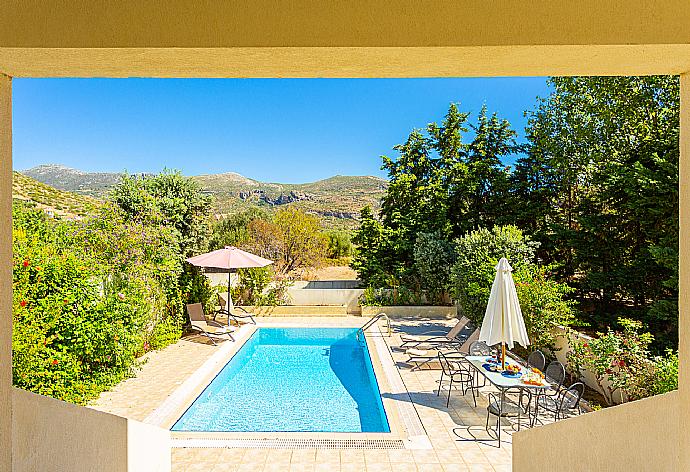 Private pool and terrace . - Villa Semeli . (Galerie de photos) }}