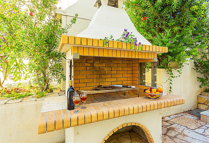 Terrace area with BBQ . - Villa Semeli . (Fotogalerie) }}