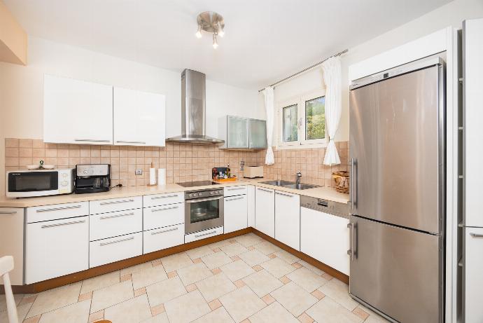 Equipped kitchen . - Villa Semeli . (Photo Gallery) }}